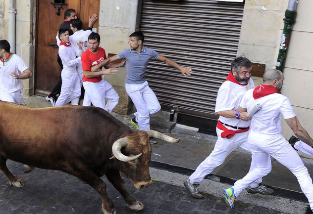 running of the bulls lache taureau pampelune