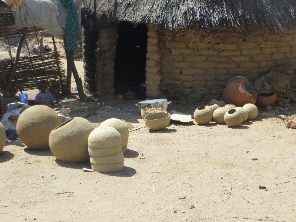 fabrication artisanale de jarres au tchad